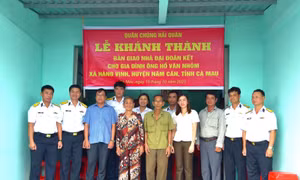 Vùng 5 Hải quân bàn giao nhà đại đoàn kết cho hộ nghèo tại tỉnh Cà Mau