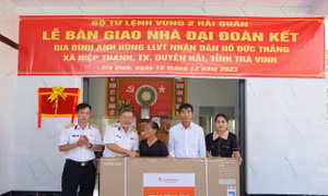 Vùng 2 Hải quân trao nhà ‘Đại đoàn kết’ cho gia đình Anh hùng Hồ Đức Thắng