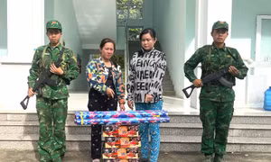 Bộ đội Biên phòng thu giữ 28 kg pháo hoa nổ nhãn hiệu nước ngoài 