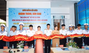 Chính ủy Quân chủng Hải quân trao nhà đồng đội tại Khánh Hòa
