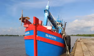 Cảnh sát biển tạm giữ tàu chở khoảng 70.000 lít dầu D.O không rõ nguồn gốc