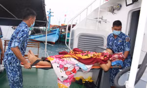Cảnh sát biển cấp cứu dân quân viên trên đảo Thổ Châu