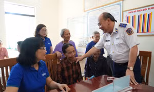 Cảnh sát biển khám bệnh, tư vấn sức khỏe, cấp thuốc miễn phí cho người dân Gia Phong