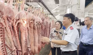  Đoàn kiểm tra Ban Quản lý an toàn thực phẩm Thành phố Hồ Chí Minh kiểm tra thịt lợn nhập về chợ đầu mối nông sản thực phẩm Hóc Môn