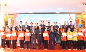 Cảnh sát biển Việt Nam tổ chức cuộc thi ‘Em yêu biển, đảo quê hương’ tại Yên Nghĩa