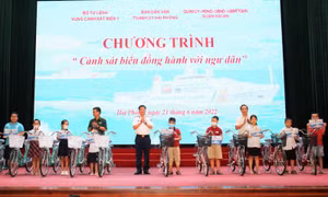 Vùng Cảnh sát biển 1 đồng hành với ngư dân tại Hải Phòng