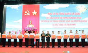 Đại tướng Nguyễn Tân Cương chúc Tết Hải quân Căn cứ quân sự Cam Ranh 