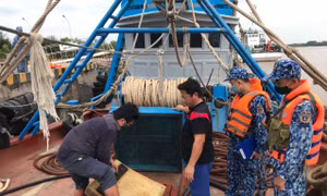 Bộ Tư lệnh Vùng Cảnh sát biển 4 bắt giữ tàu chở dầu không rõ nguồn gốc