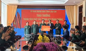 Đồng chí Trịnh Xuân Trường trao thưởng cho lực lượng đấu tranh Chuyên án A112