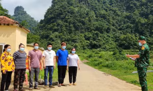 Cán bộ chiến sĩ Đồn Biên phòng cửa khẩu Trà Lĩnh (Cao Bằng) bắt giữ 7 công dân nhập cảnh trái phép qua biên giới.