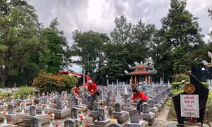 Người dân tri ân các Anh hùng liệt sĩ tại các nghĩa trang ở Quảng Trị trong ngày Tết Độc lập