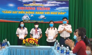 Bộ Tư lệnh Vùng Cảnh sát biển 4 đồng hành với ngư dân xã đảo An Sơn