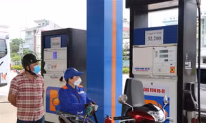 Xem xét bỏ quỹ bình ổn giá xăng dầu. Ảnh: TTXVN