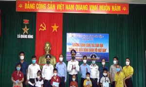 BTL Vùng Cảnh sát biển 1 đồng hành với ngư dân tỉnh Quảng Bình