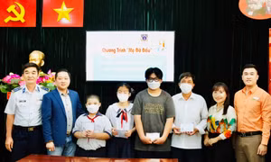 Phụ nữ Cảnh sát biển tặng sổ tiết kiệm cho trẻ mồ côi do ảnh hưởng của đại dịch COVID-19