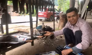 Về với Phúc Sen, nghe tiếng búa nện trên đe giữa không gian tĩnh mịch của núi rừng, ta mới thấu hiểu hết giá trị của lao động thủ công