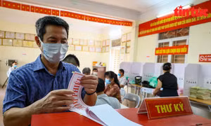 Tổ bầu cử tiến hành niêm phong hòm phiếu trước ngày diễn ra bầu cử đại biểu Quốc hội khóa XV và bầu cử đại biểu Hội đồng nhân dân các cấp nhiệm kỳ 2021-2026.