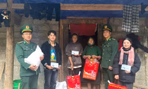 Nghĩa tình của người lính Biên phòng Lũng Cú với con nuôi, hộ gia đình chính sách