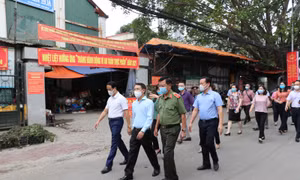 Lãnh đạo UBND Thành phố Hà Nội đi kiểm tra công tác chuẩn bị bầu cử ở phường Quan Hoa, quận Cầu Giấy (Hà Nội).