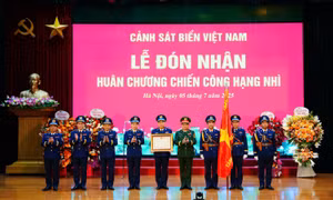 Cảnh sát biển Việt Nam đón nhận Huân chương Chiến công hạng Nhì
