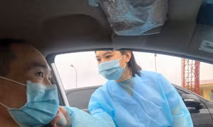 Người dân đi vào Thái Bình khai báo y tế và đo thân nhiệt