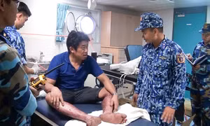 Cảnh sát biển cấp cứu ngư dân bị nạn trên biển