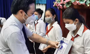 Hỗ trợ máy tính bảng cho học sinh phổ thông thuộc hộ nghèo