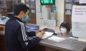 Người lao động đến làm thủ tục nhận Bảo hiểm thất nghiệp tại Bảo hiểm Xã hội tỉnh Nghệ An. 