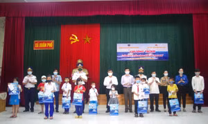 Cảnh sát biển đồng hành với ngư dân tại Hà Tĩnh 