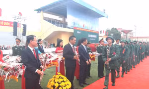 Thanh niên huyện Ba Vì (Hà Nội) hăng hái lên đường nhập ngũ.