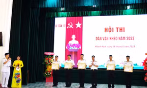 Đồng chí Đại tá Phạm Duy Hướng - Chính uỷ Lữ đoàn trao trưởng cho các đội thi