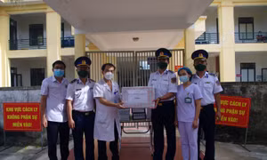 BTL Vùng Cảnh sát biển 1 thăm, tặng quà lực lượng tuyến đầu phòng, chống dịch tại Hà Tĩnh
