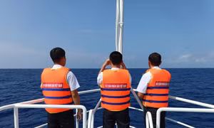 Các tàu Hải quân khẩn trương tìm kiếm ngư dân gặp nạn trên vùng biển Trường Sa