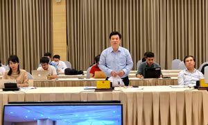 Học sinh không cần đội mũ (nón) che giọt bắn khi trở lại trường
