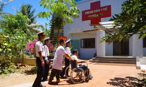 Trung tâm y tế Trường Sa tiếp nhận, điều trị ngư dân bị viêm loét dạ dày hành tá tràng
