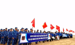 Cảnh sát biển ra quân làm sạch môi trường biển