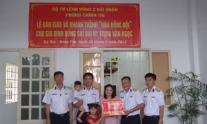 Vùng 2 Hải quân bàn giao nhà đồng đội cho quân nhân có hoàn cảnh khó khăn
