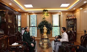 Thiếu tướng Nguyễn Anh Tuấn - Chính ủy Bộ đội Biên phòng trả lời phỏng vấn phóng viên báo Tin tức