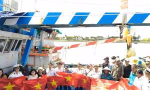 Hải quân Việt Nam làm điểm tựa cho ngư dân vươn khơi, bám biển