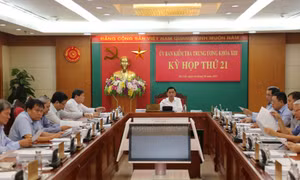 Đồng chí Trần Cẩm Tú, Ủy viên Bộ Chính trị, Bí thư Trung ương Đảng, Chủ nhiệm Ủy ban Kiểm tra Trung ương chủ trì kỳ họp.