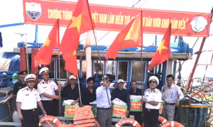 Vùng 4 Hải quân tặng quà, áo phao và phao cứu sinh cho tàu cá ngư dân