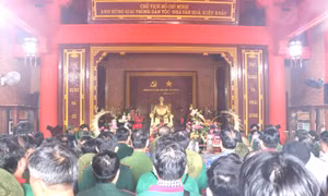 Đoàn đại biểu TP Hồ Chí Minh báo công trước đền thờ Chủ tịch Hồ Chí Minh trên đảo Trường Sa 
