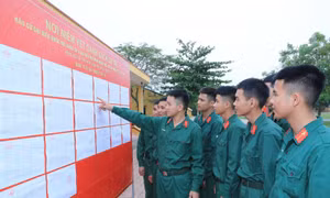 Các chiến sĩ Trung đoàn 66, Sư đoàn 304 (Quân đoàn 2) xem danh sách cử tri được niêm yết tại đơn vị. Ảnh: Trọng Đức/TTXVN
