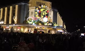 Người dân Hà Nội hân hoan đón thời khắc giao thừa năm mới Kỷ Hợi 