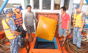 Cảnh sát biển tạm giữ tàu chở 80.000 lít dầu không rõ nguồn gốc