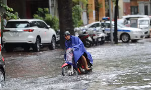 Mưa lớn gây ách tắc cục bộ trên một số tuyến phố Thủ đô 