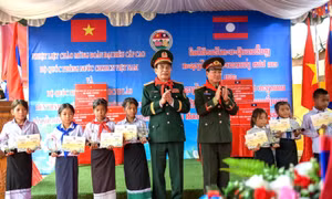 Bộ Quốc phòng Việt Nam - Lào trao học bổng cho học sinh có hoàn cảnh khó khăn nơi biên giới