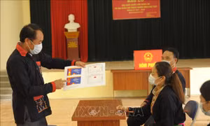 Tuyên truyền hướng dẫn các thủ tục bầu cử cho đồng bào người Dao xã Ba Vì (Ba Vì). Ảnh: Mạnh Khánh