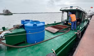 Cảnh sát biển tạm giữ tàu chở dầu không rõ nguồn gốc