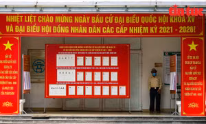 Danh sách các ứng cử viên đại biểu Quốc hội và đại biểu Hội đồng nhân dân được niêm yết công khai ở các tổ bầu cử.